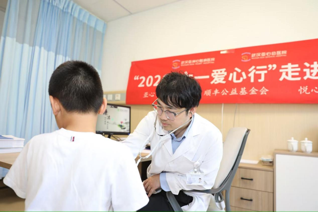 李晓勇主任为孩子听诊检查