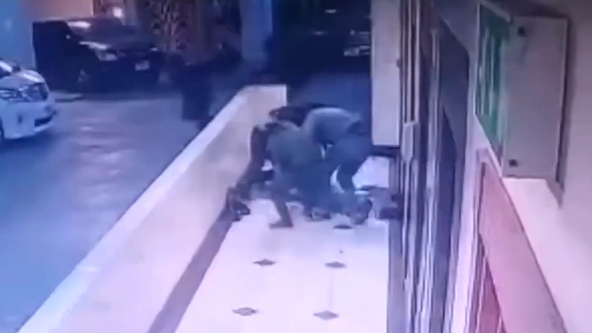 2名中国商人在坦桑尼亚遭多人殴打绑架，其中一人情况危急，嫌犯索要1.4亿元赎金，监控视频曝光