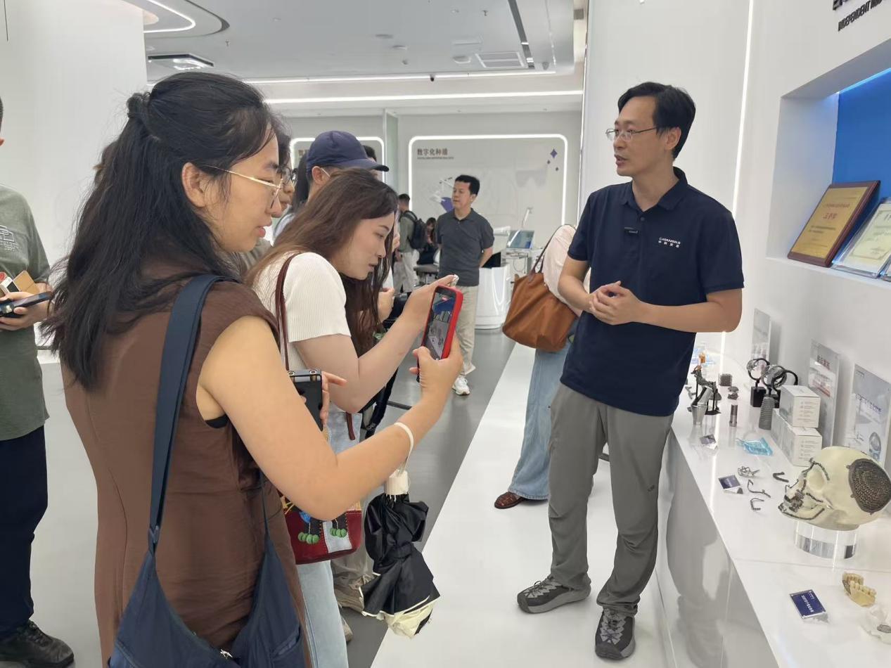图为：现场调研中科安齿