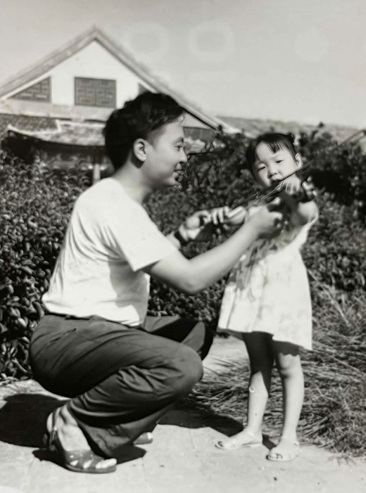 陶思耀辅导幼儿时的陶捷拉琴