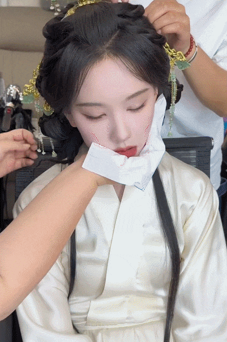 陈都灵化妆睡觉引热议 化妆师：是我应允，未造成困扰。(图3)