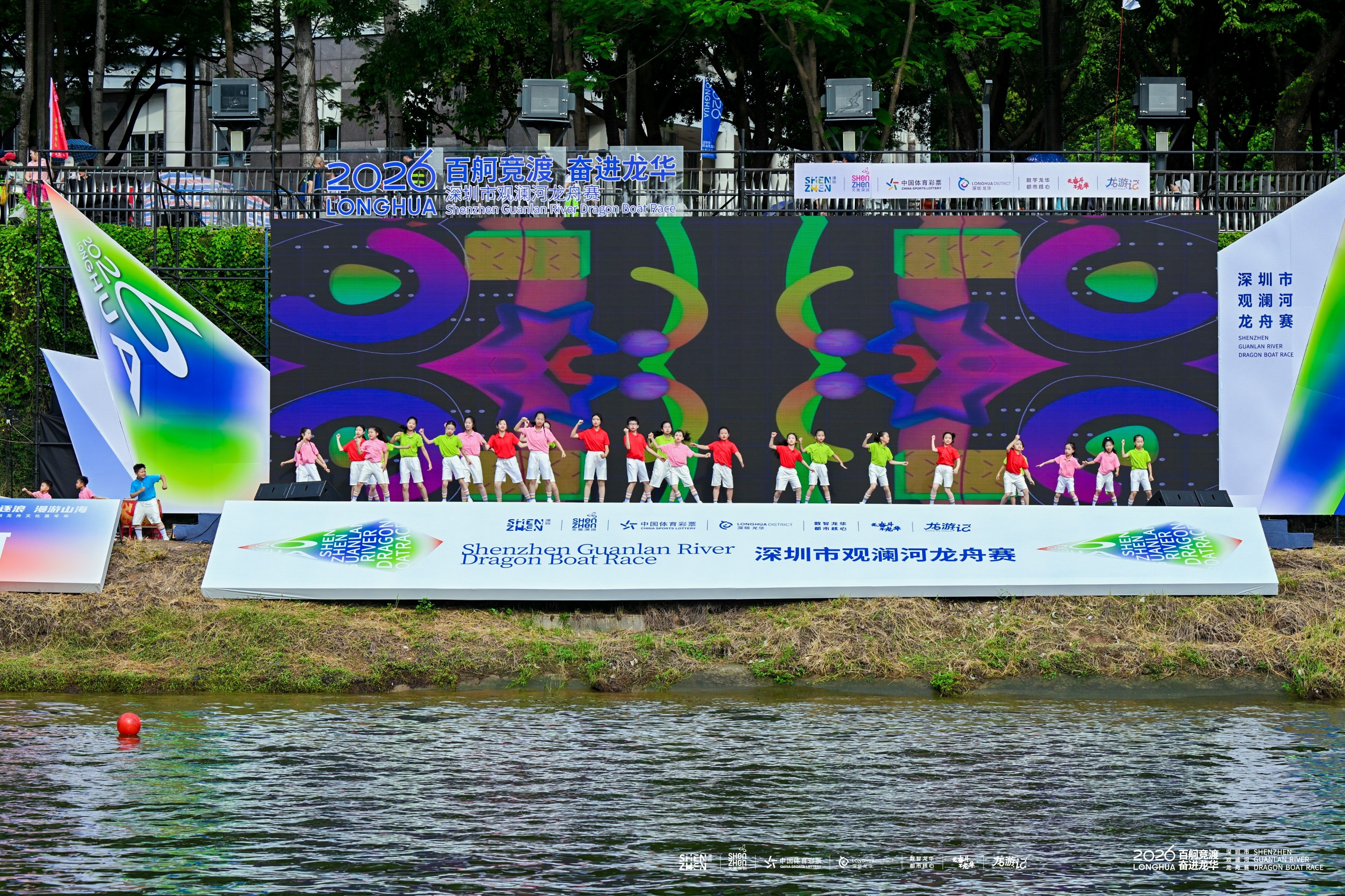 百舸争流竞龙华 非遗科技共潮生  2026年深圳市观澜河龙舟赛圆满收官