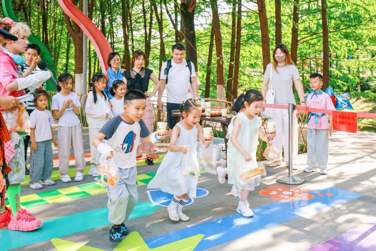孩子们在园博园玩游戏