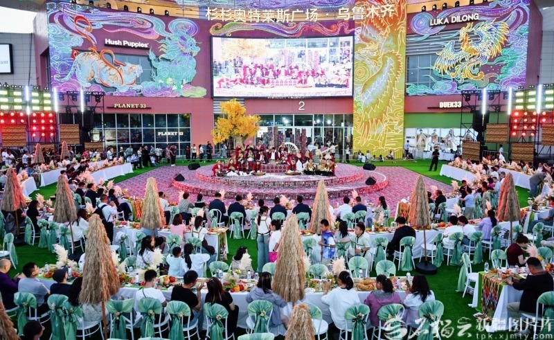 节日期间，新疆杉杉奥特莱斯购物广场门前刀郎木卡姆表演吸引不少消费者观看。新疆杉杉奥特莱斯购物广场供图