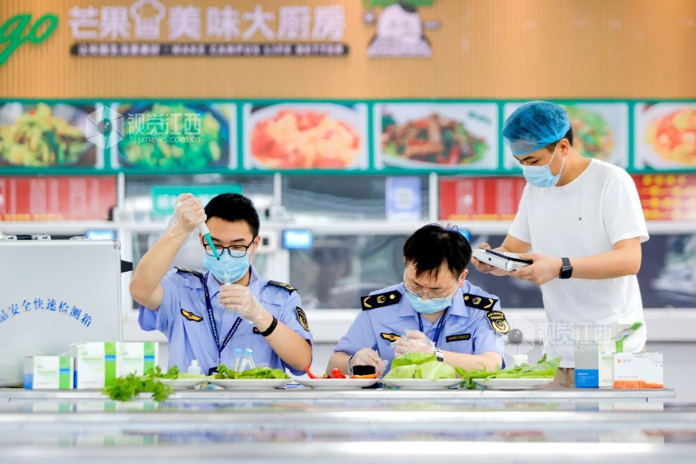 2026年6月1日，在江西省吉安市峡江县峡江中学食堂，该县市场监管局工作人员在进行专项检查。