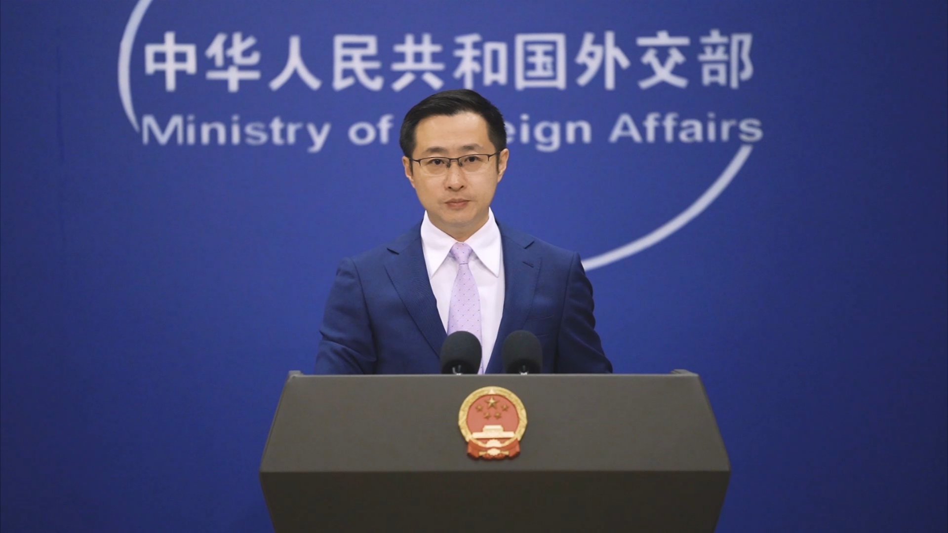 《纽约时报》一名记者被中方驱逐出境，外交部回应