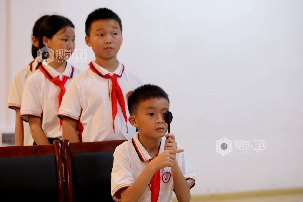 2026年6月3日，江西省吉安市峡江县实验小学的学生在进行视力测试。