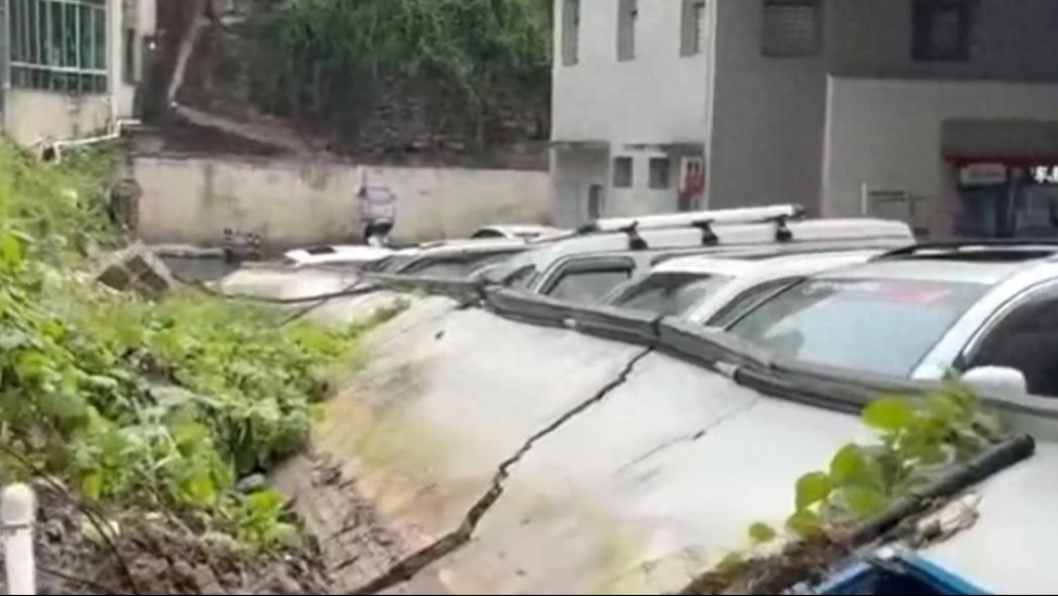 贵州一加油站旁围墙倒塌，砸中十辆车