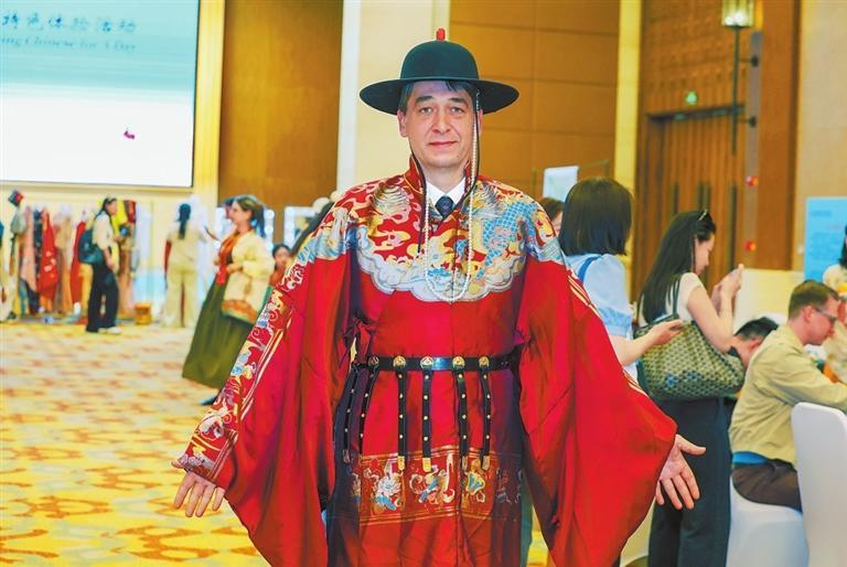 嘉宾身着中国传统服饰留念　本版图片摄影：新甘肃&middot;甘肃日报记者　田蹊