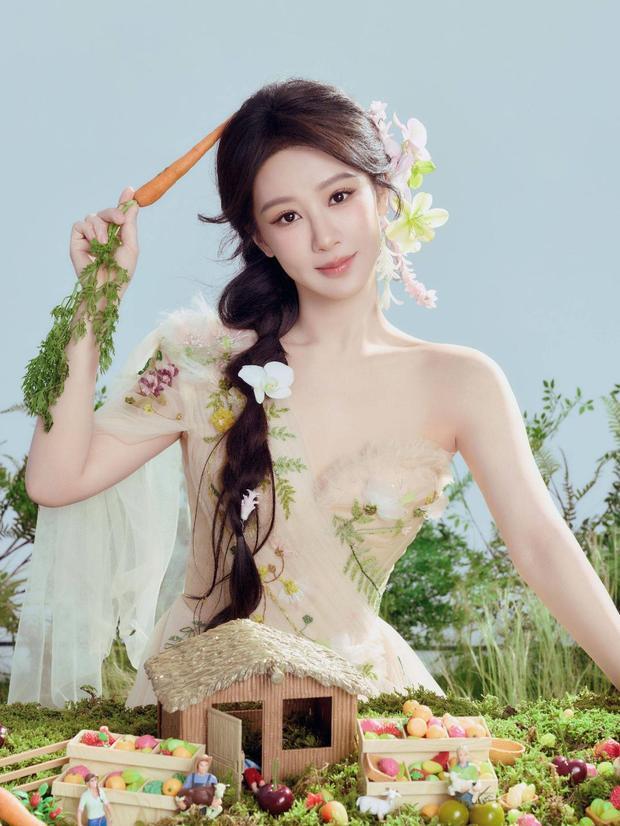 杨紫写真灵动清新 穿斜肩轻纱裙优雅甜美(图2)