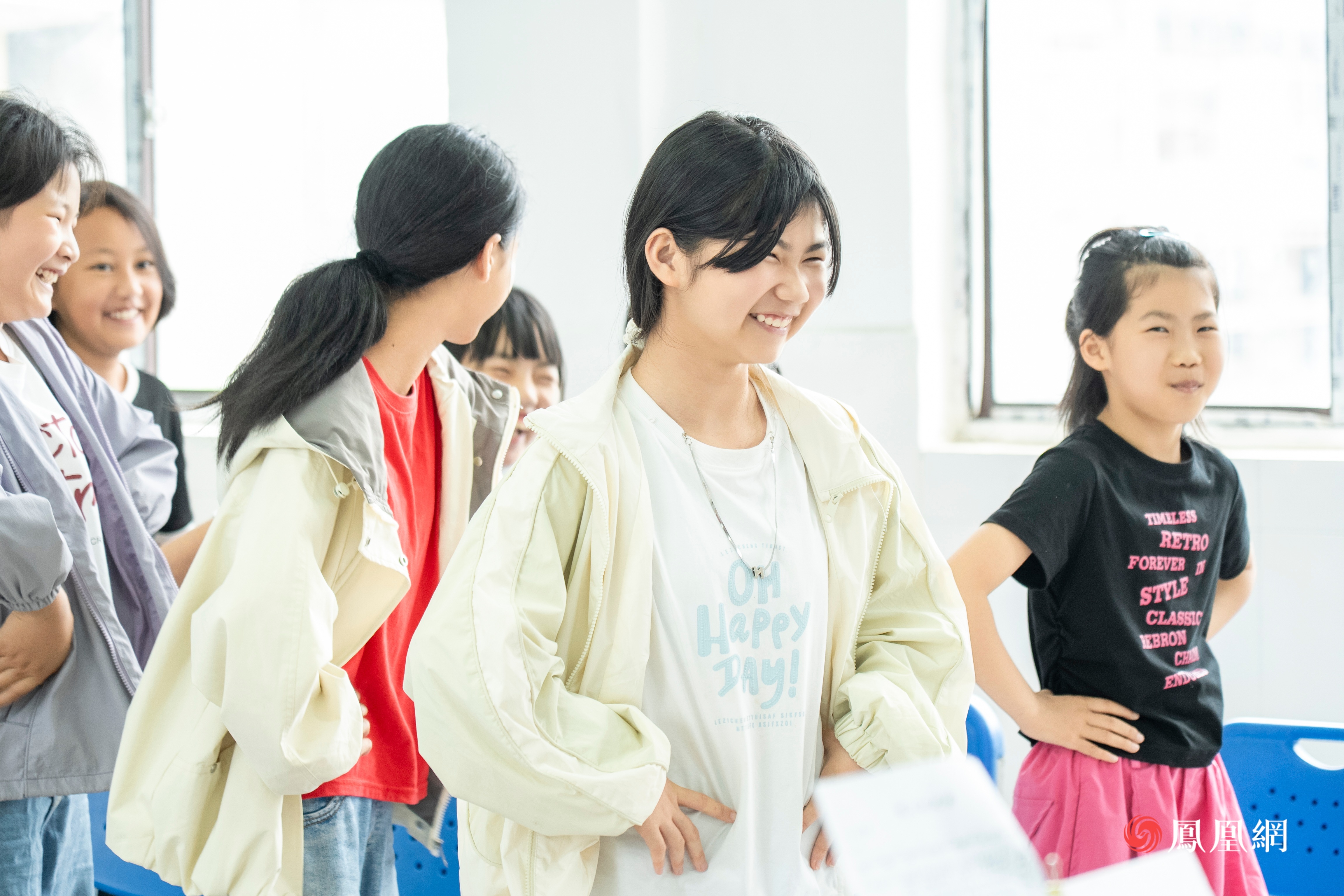 学生们跟着志愿者的指导尝试丹田乏力
