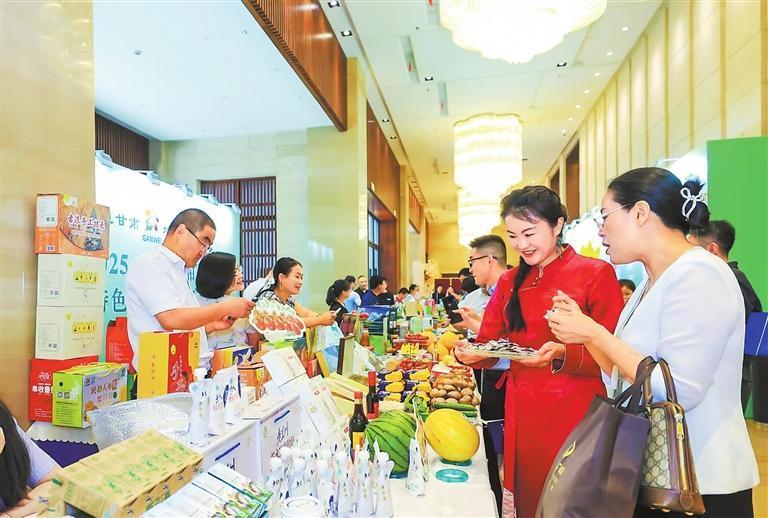 2025年7月1日，“甘味入湘”甘肃省特色农产品展示品鉴活动现场，顾客品尝“甘味”农产品。