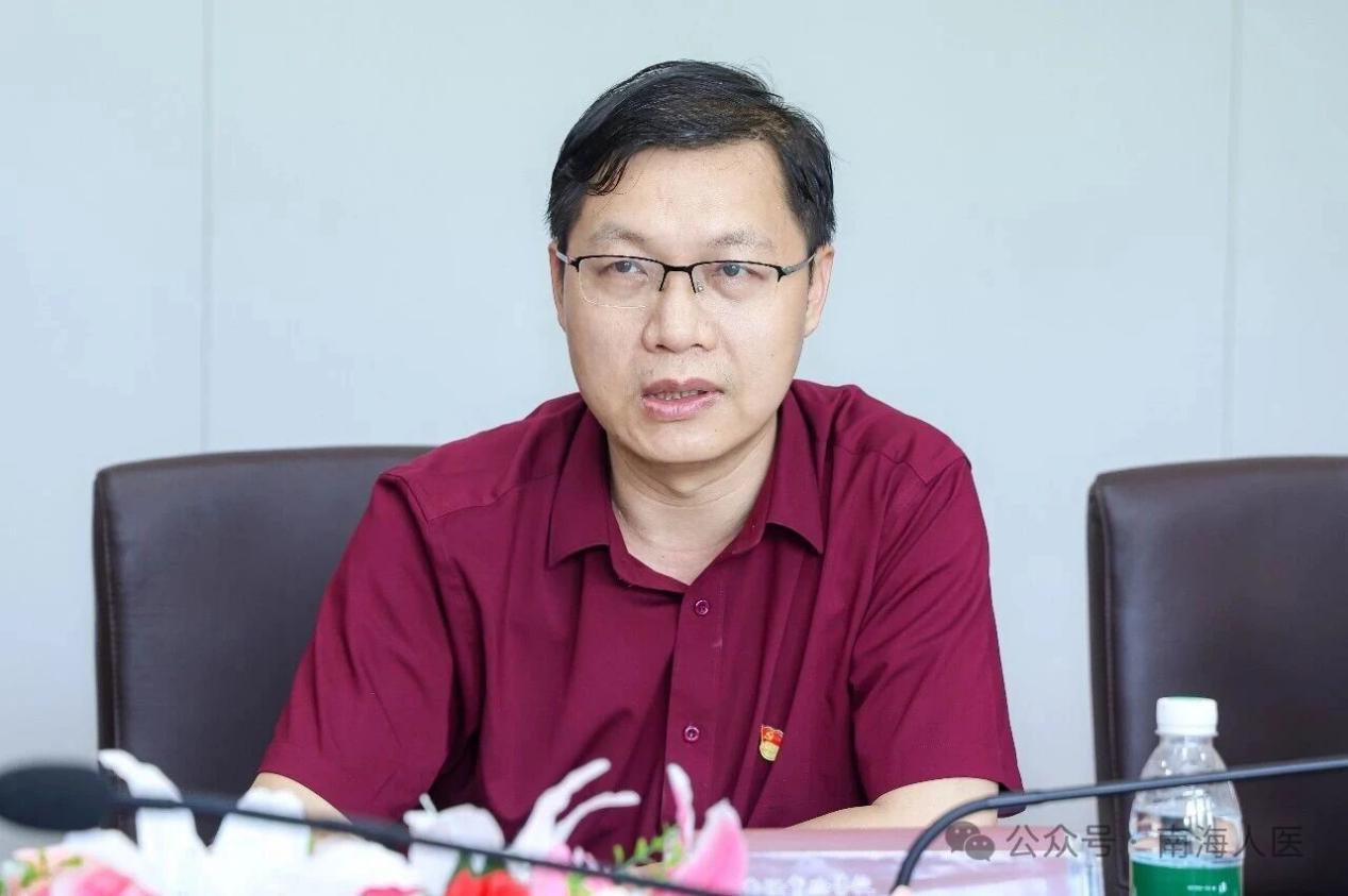 图为：佛山市南海区南海实验学校党委书记杨剑介绍学校党建情况。