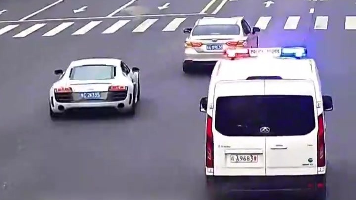 奥迪R8跑车在警车面前逆行“炸街”，噪音达125.7分贝