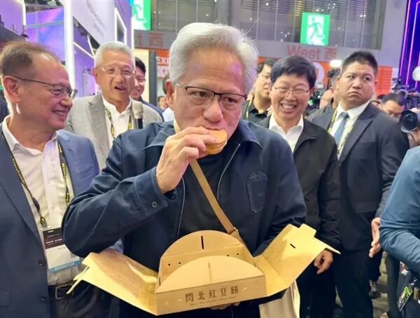 黄仁勋逛台北电脑展吃红豆饼：现场获赠一台车 价值30万元