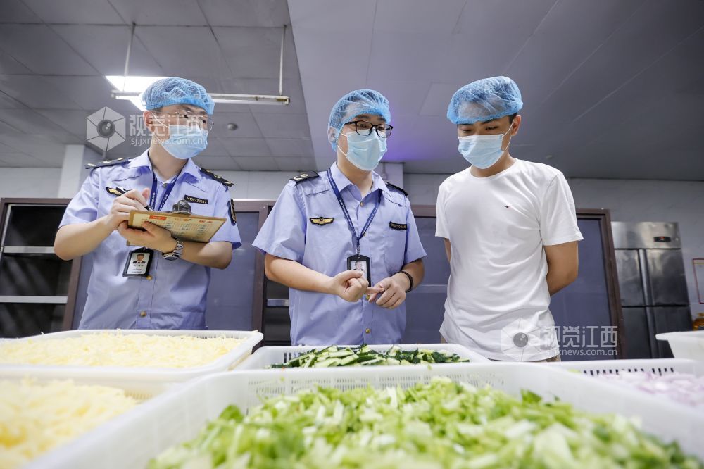 2026年6月1日，在江西省吉安市峡江县峡江中学食堂，该县市场监管局工作人员在进行专项检查。