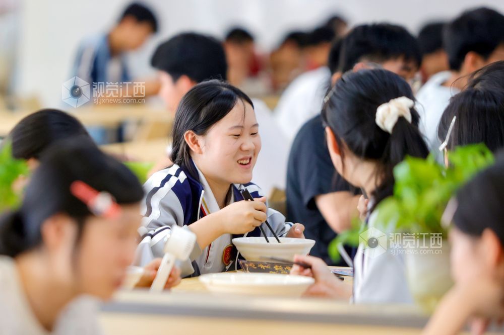 2026年6月1日，在江西省吉安市峡江县峡江中学食堂内，学生们在享用午餐。