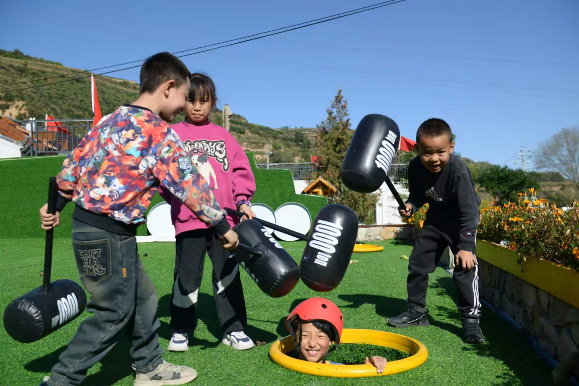 图为孩子们正在进行假日游戏.jpg