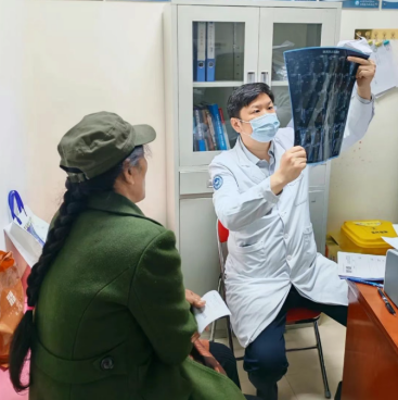 图：段春光主任正在为高原患者义诊