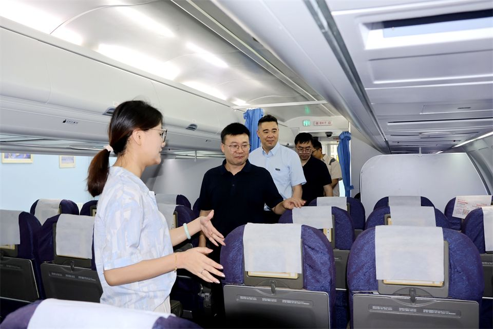 与会领导参观空乘实训中心