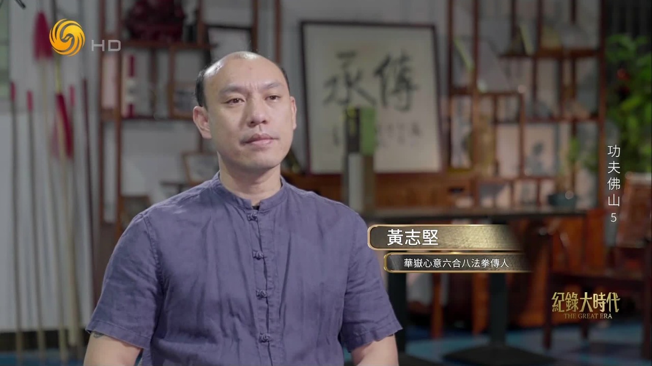 为了家族武学后继有人，年少成名的他回到家乡，开武馆传承爷爷的武术精神