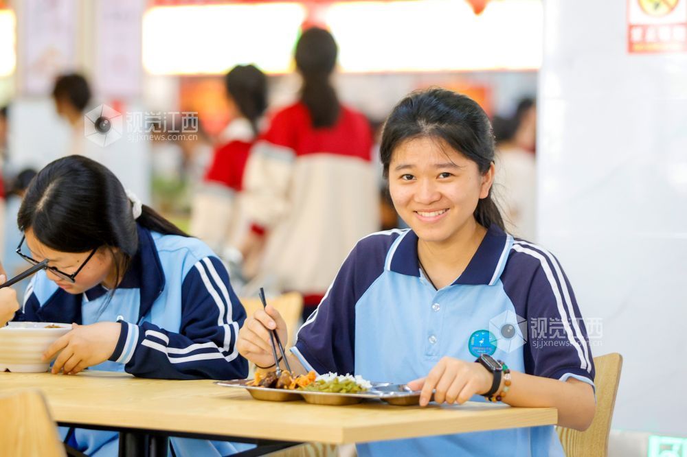 2026年6月1日，在江西省吉安市峡江县峡江中学食堂内，学生们在享用午餐。