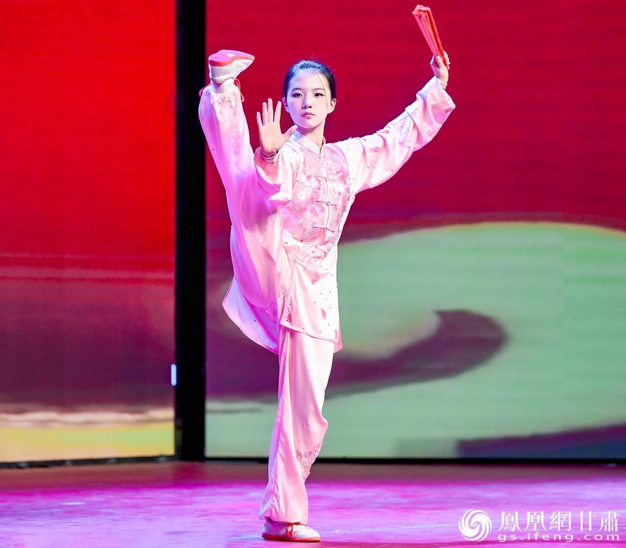 武术表演英姿飒爽，尽显少年蓬勃朝气。李德宇　摄