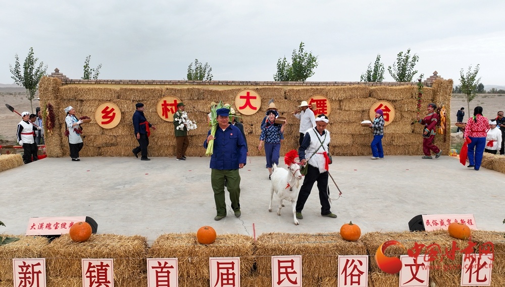 村民身着色彩鲜艳的乡土服饰进行走秀表演