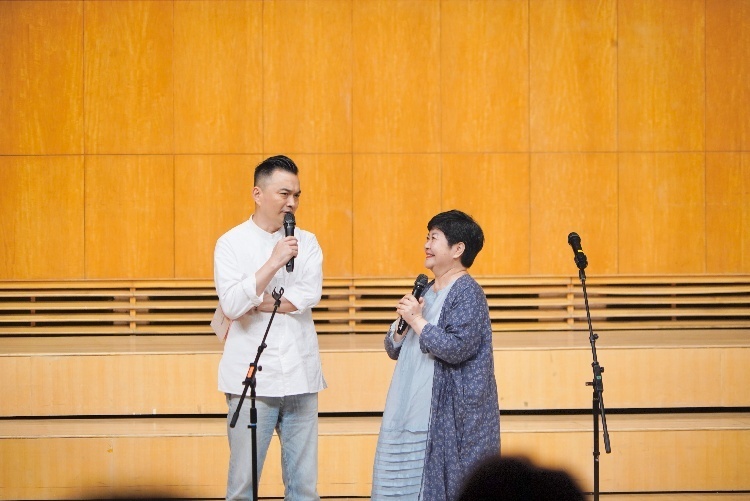 周学(左)与肖林对谈