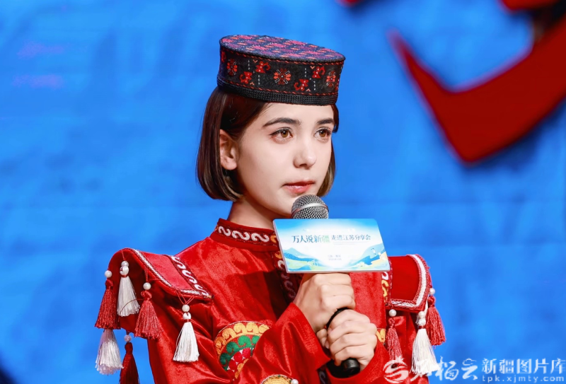 2025年10月，都尔汗&middot;拉齐尼在“万人说新疆”走进江苏分享会上，讲述一家三代人70余年坚守帕米尔高原为国护边的真实故事。图/受访者提供
