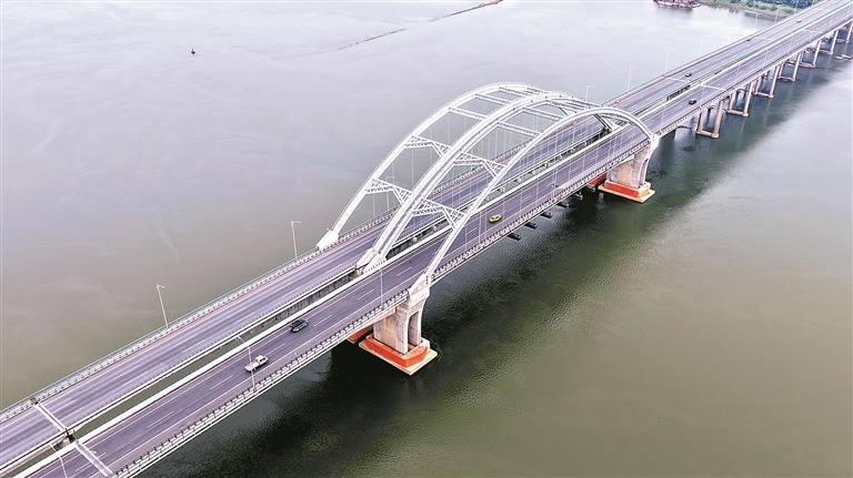 峡江县：完善城乡交通路网（图）