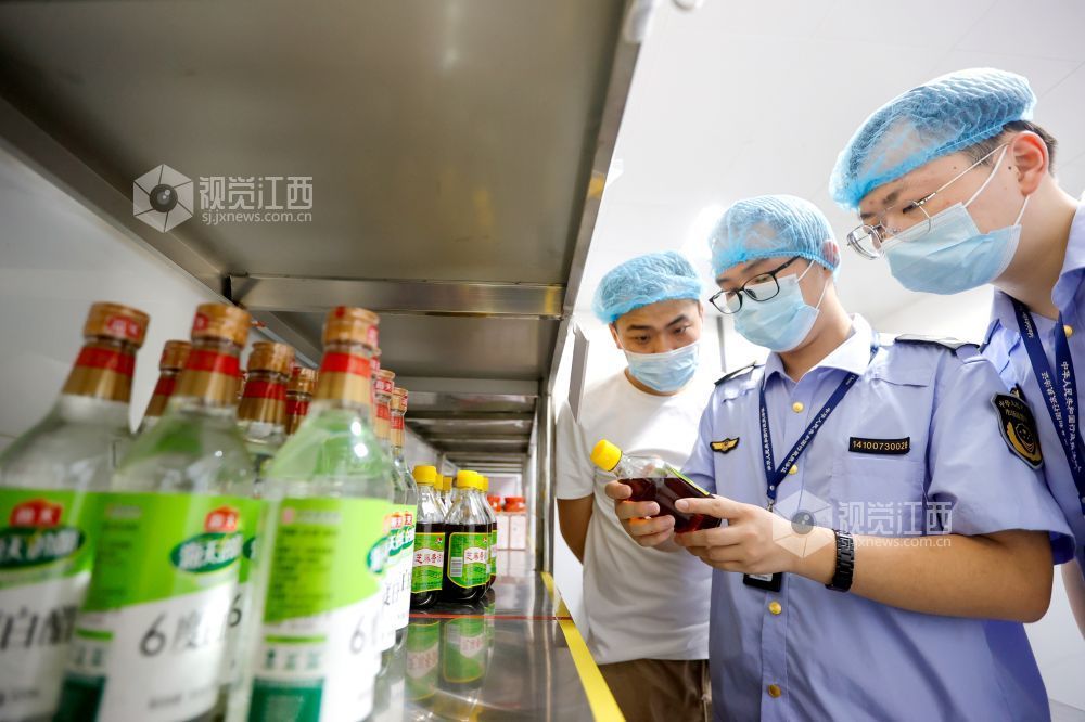 2026年6月1日，在江西省吉安市峡江县峡江中学食堂，该县市场监管局工作人员在进行专项检查。