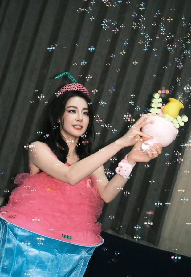 迪丽热巴晒儿童节美照 秒变“限定款小蛋糕”活力满满(图1)