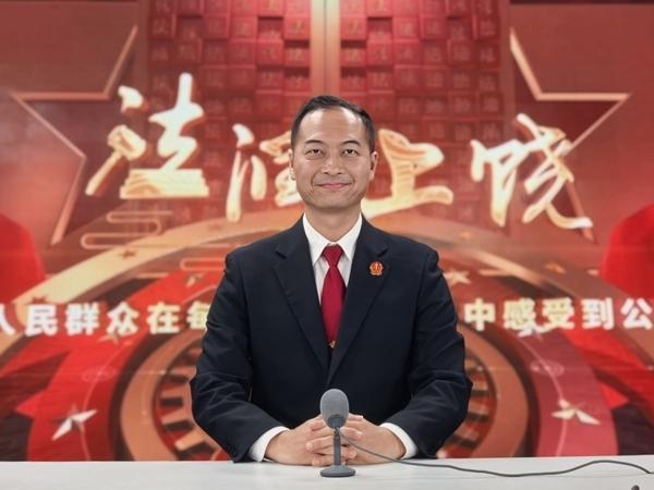 侯特担任主持人录制《法润上饶》。受访者供图