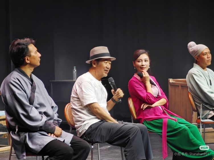 《我爱桃花》排练中,张国立导演说戏