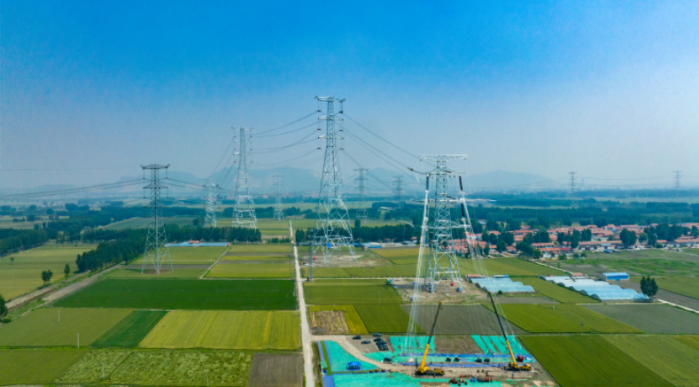 6月2日,大同-怀来-天津南1000千伏特高压工程完成关键施工作业,进入全面架线阶段。大同-怀来-天津南特高压工程,是贯通山西、冀北能源基地与天津负荷中心的能源“大动脉”,计划于2027年6月正式建成投运。工程投产后,每年可向京津冀地区输送超146亿千瓦时清洁电能,相当于替代标准煤445万吨,减少二氧化碳排放1181万吨。摄影 王富强-01