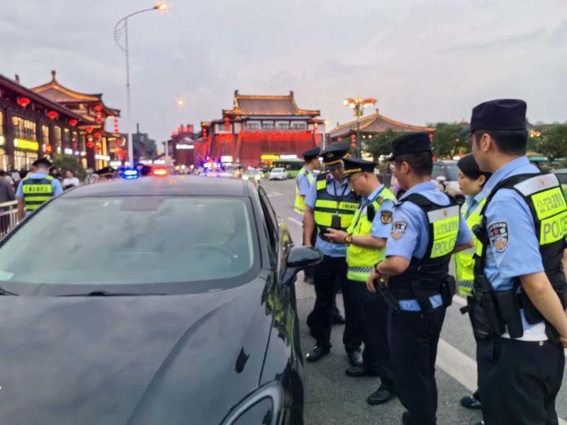 执法人员正在检查受访单位供图