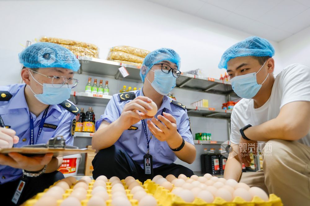 2026年6月1日，在江西省吉安市峡江县峡江中学食堂，该县市场监管局工作人员在进行专项检查。