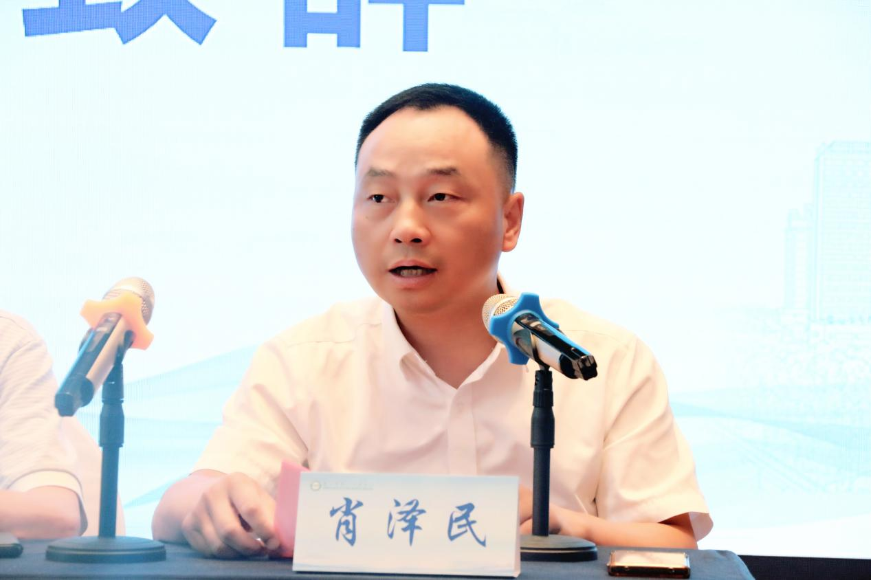 常德市第一人民医院党委委员、副院长肖泽民在学术会上讲话