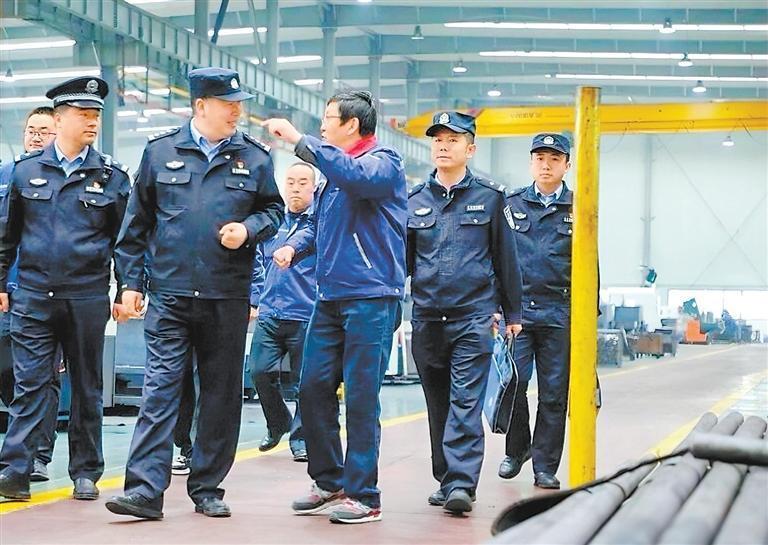 薛涛（右二）随队走访企业了解情况