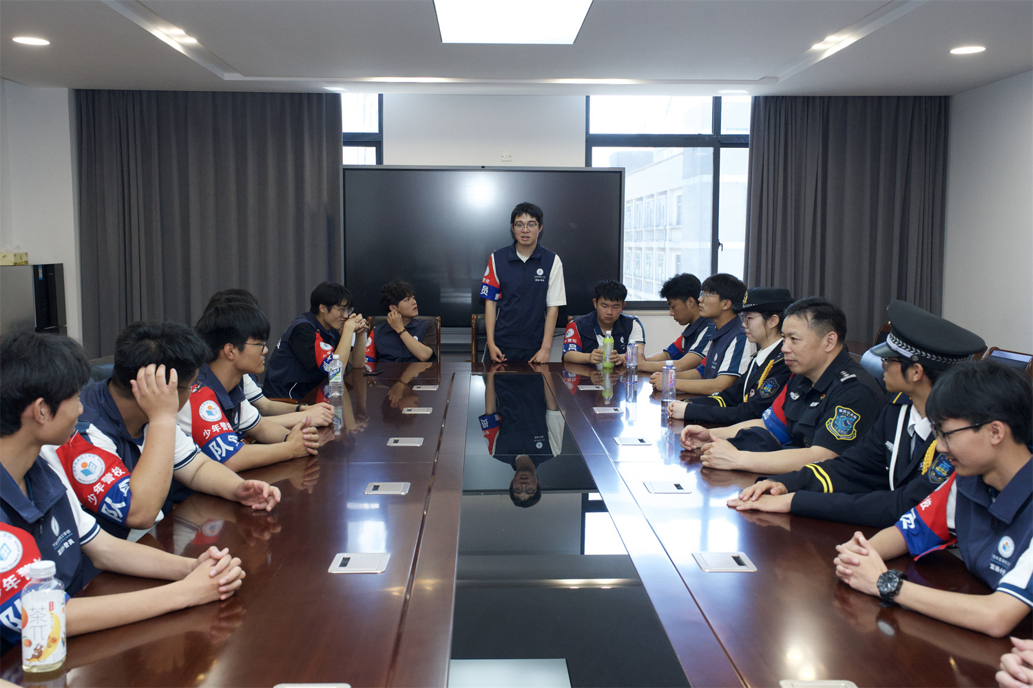 两次跨越一年的拥抱：一位少年警校学员的破茧之路