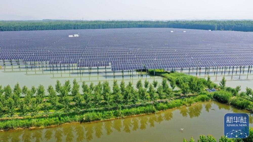 ↑ 这是6月2日拍摄的山东省滕州市滨湖镇煤矿塌陷地“渔光互补”项目(无人机照片)。新华社发 (宋海存 摄)