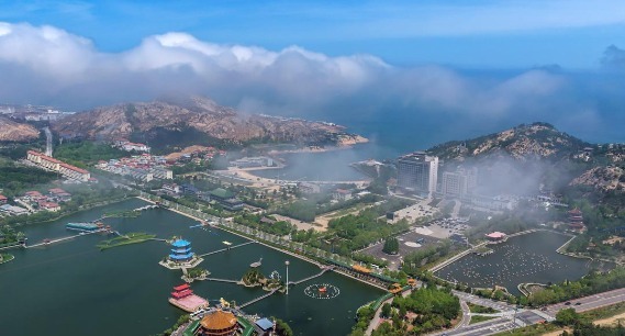 轻雾横铺山海阔，缥缈云烟入画屏