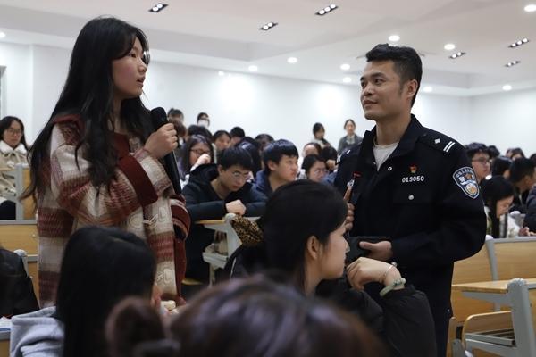 徐加明（右）走进高校开展普法宣讲。受访者供图