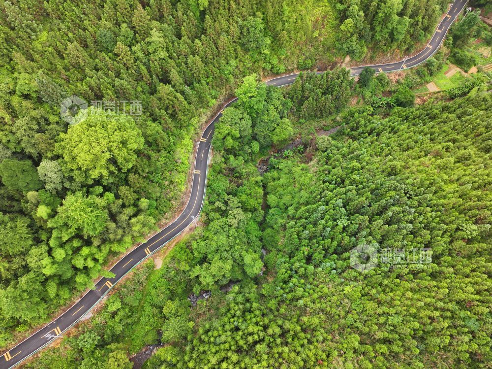 2026年6月4日，江西省吉安市泰和县老营盘镇五丰村，四好农村路穿行大山间，景美如画。