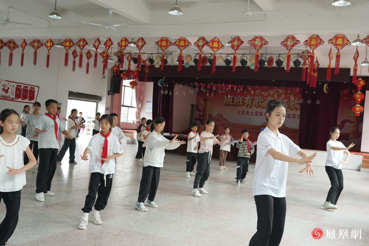助教醴悦琪、徐玉清正在为学生讲解动作要领