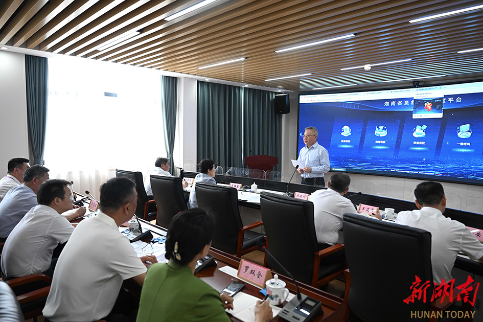 沈晓明主持召开座谈会。