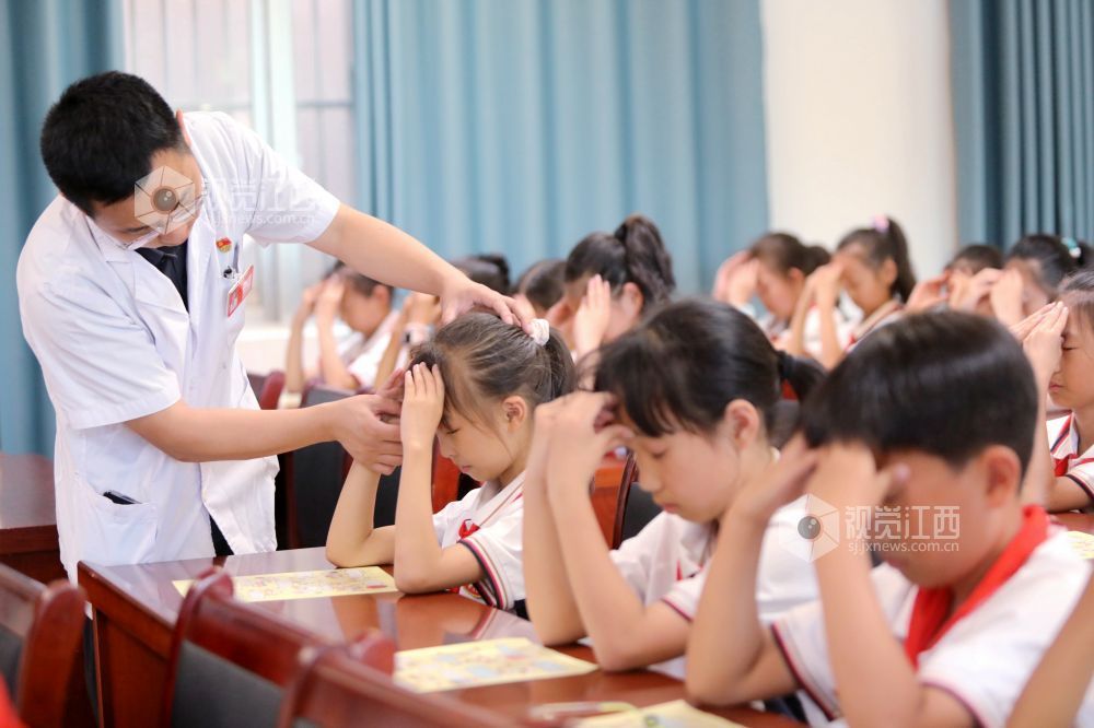 2026年6月3日，在江西省吉安市峡江县实验小学的课堂上，该县人民医院五官科的医生指导学生做眼保健操。