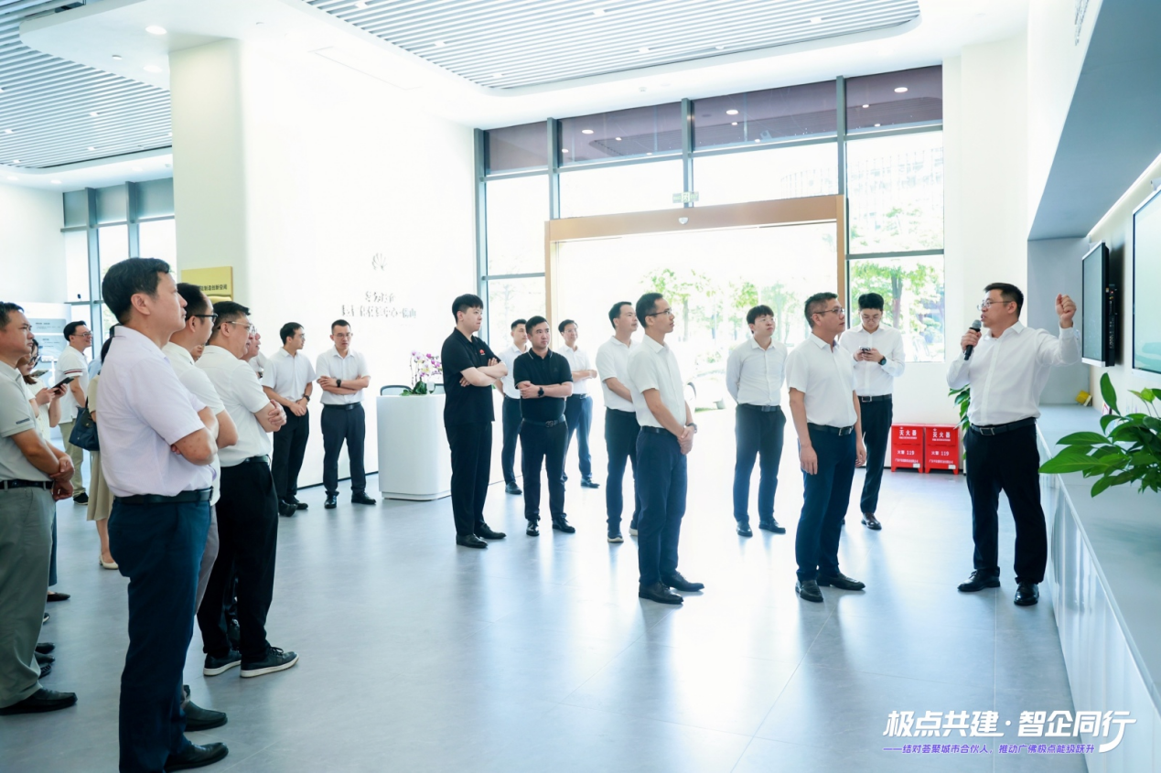 图为:与会人员实地调研华为政企数智化体验中心