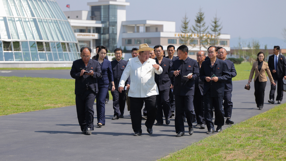 金正恩携妻女视察朝鲜新义州温室农场